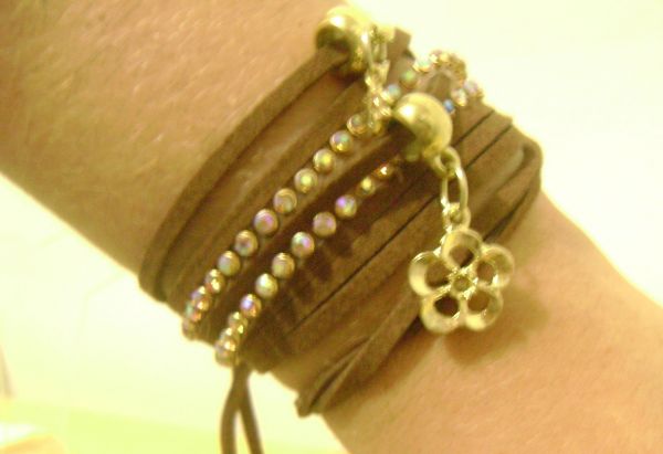 Pulseira couro marrom com strass furtacor e pingente dourado