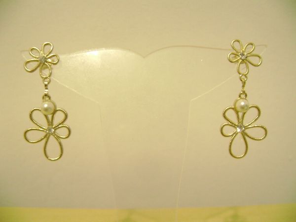 Brinco flores com pérolas e strass